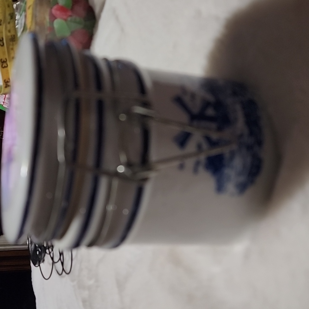 CERAMIC  TELEFLORA  DELFT WINDMILL CROCK WITH  METAL  SNAP HINGED LID. - Picture 3 of 7